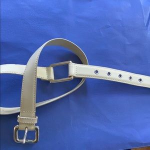 👢bundle & save👜 
White leather belt by Jacob